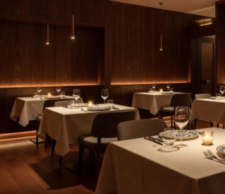Interior elegante de restaurante gourmet com mesas iluminadas por velas.