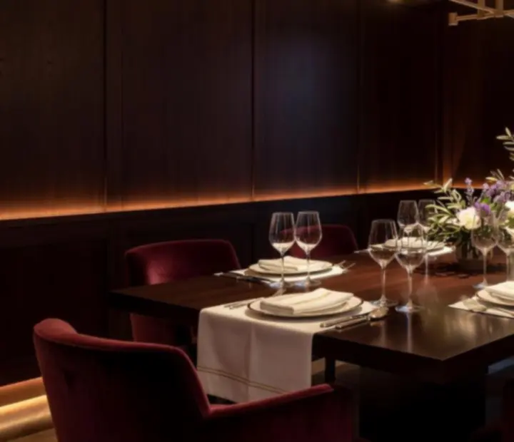 Sala privada de jantar com decoração sofisticada para experiências VIP no restaurante.